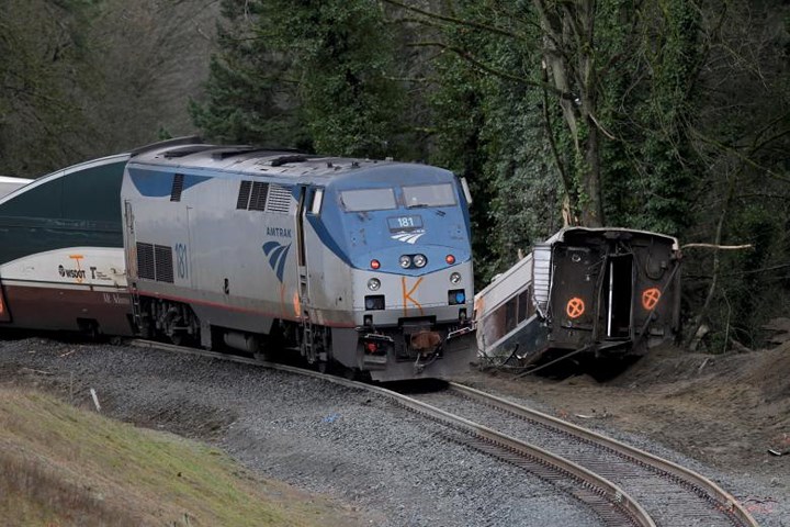 Đoạn cua cần hạ tốc độ xuống dưới 50km/h nhưng chiếc tàu Amtrak vẫn lao đi với tốc độ 130km/h khiến nó trật đường ray gây tai nạn thảm khốc.