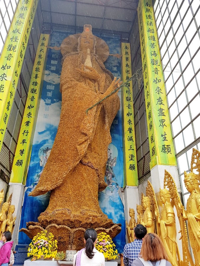 The Bodhisattva statue, depicted as a graceful goddess of mercy holding a twig of willow, is 17m high and made from some 650,000 strawflowers, equivalent to more than 1.6 tonnes. — Photos baoxaydung.com.vn Read more at http://vietnamnews.vn/life-style/419606/vietnamese-bodhisattva-statue-sets-world-record.html#UkDdtVsktwHX2R2o.99