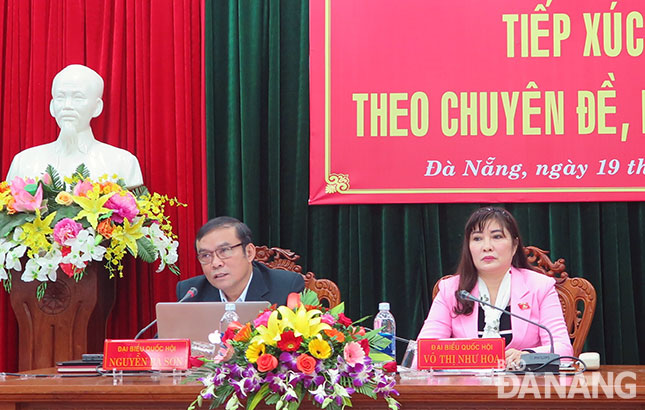 Đại biểu Quốc hội Nguyễn Bá Sơn và Võ Thị Như Hoa tại buổi tiếp xúc cử tri theo chuyên đề.