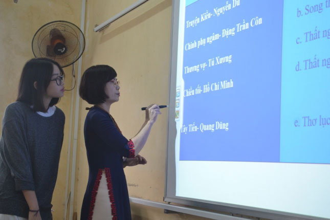 Học sinh và giáo viên Trường THPT Nguyễn Trãi sử dụng thiết bị tương tác thông minh trong giờ học.