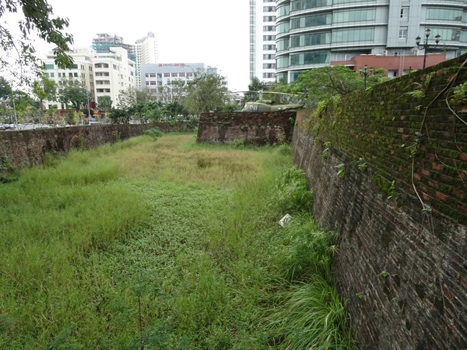 What’s left: A section of two layers of walls and a trench at Điện Hải Citadel in Đà Nẵng. — VNS Photo Trần Lâm Read more at http://vietnamnews.vn/life-style/419583/dien-hai-citadel-should-be-recognised-experts.html#TveAzH1OhA328AdY.99