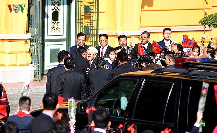 Sáng cùng ngày, Lễ đón trọng thể Tổng Bí thư, Chủ tịch nước Lào đã diễn ra tại Phủ Chủ tịch. Tổng Bí thư Nguyễn Phú Trọng ra tận cửa xe đón Tổng Bí thư, Chủ tịch nước Lào Bounnhang Vorachith.