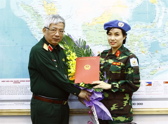 Sen. Lieut. Gen. Nguyễn Chí Vịnh, Deputy Minister of National Defence, presented certificate for Major Đỗ Thị Hoà Nga in October on the occassion of her becoming the first Vietnamese female officer to join the United Nations’ peacekeeping mission in South Sudan. — VNA/VNS Photo An Đăng Read more at http://vietnamnews.vn/politics-laws/419751/viet-nam-pledges-more-contributions-to-un-peacekeeping-operations.html#pB4dp6LOYV1bqTkQ.99