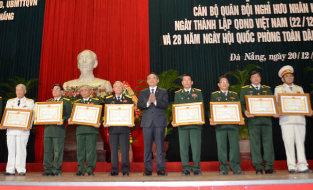 Bí thư Thành ủy Trương Quang Nghĩa trao Huân chương Bảo vệ Tổ quốc cho các cá nhân. 		         Ảnh: NGỌC PHÚ