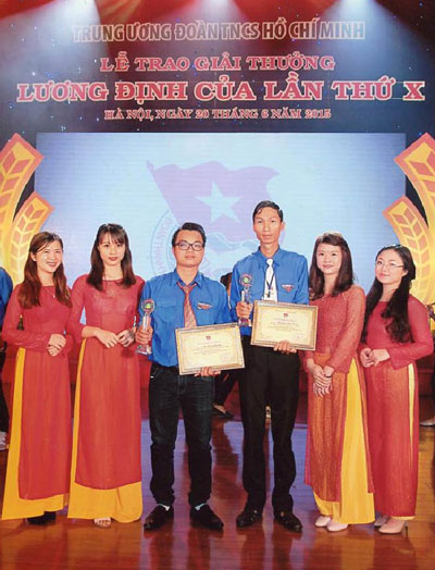 Nguyễn Duy Tuấn (thứ 3 từ phải qua) được Trung ương Đoàn trao tặng giải thưởng Lương Định Của với danh hiệu “Nhà nông trẻ xuất sắc” tháng 6-2015. (Ảnh nhân vật cung cấp)
