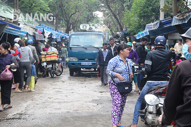 Mặc dù lực lượng quy tắc đô thị phường Mỹ An ra quân nhắc nhở tại tuyến đường Mỹ Đa Đông 1 nhưng chưa giải quyết được tình trạng lấn chiếm vỉa hè để buôn bán.  Ảnh: ĐẮC MẠNH