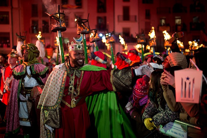 Người đàn ông đóng giả Vua Balthazar- một trong 3 vị Vua trong Kinh thánh dâng lễ mừng Chúa Jesus ra đời- tại một lễ hội ở Tây Ban Nha. Ảnh: AFP 