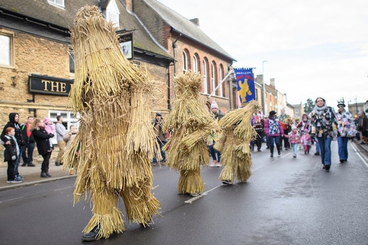   Ba chú gấu bằng rơm diễu hành trong lễ hội Whittlesea Straw Bear Festival ở Anh. Ảnh: Getty