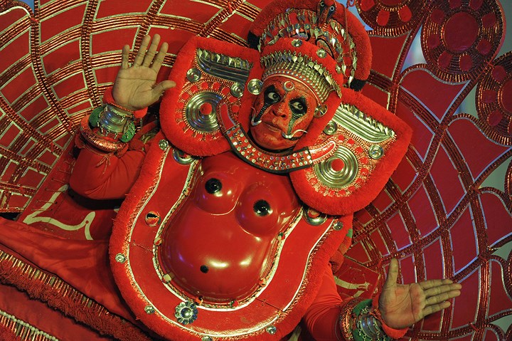 Một nghệ sĩ Ấn Độ biểu diễn điệu múa cổ điển Theyyam. Ảnh: AFP