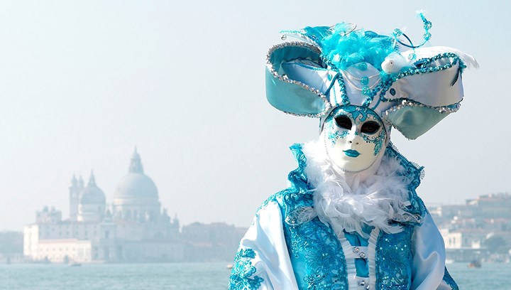 Một phụ nữ trong trang phục hóa trang tại lễ hội Venice Carnival. Ảnh: Reuters