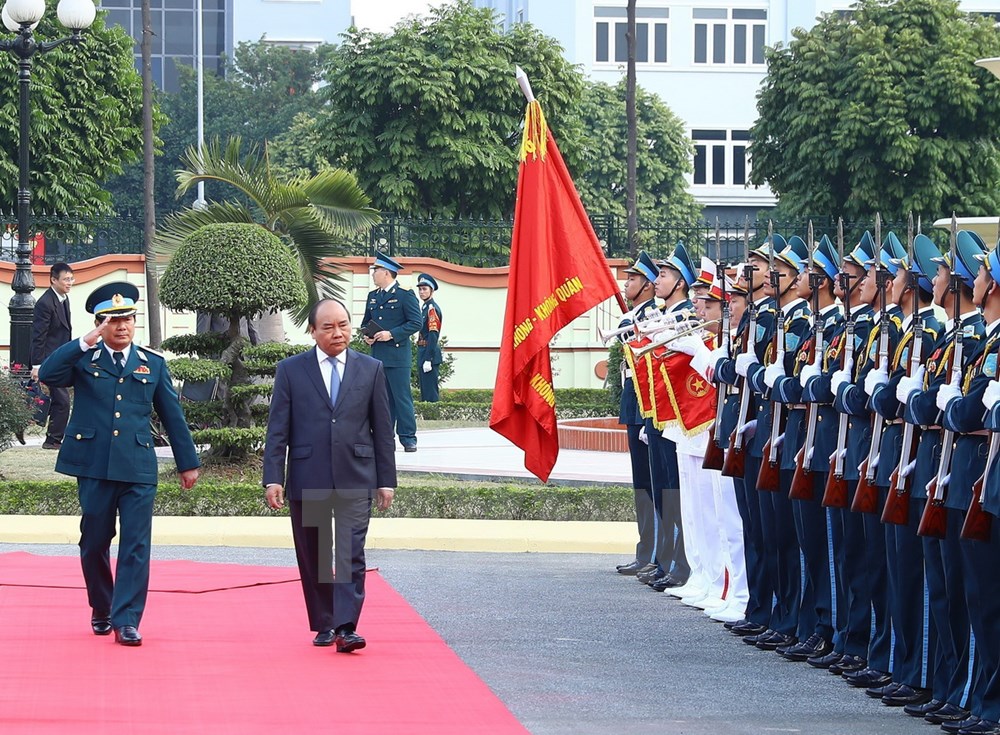 Thủ tướng Nguyễn Xuân Phúc duyệt đội danh dự quân chủng Phòng không-Không quân. (Ảnh: Thống Nhất/TTXVN)
