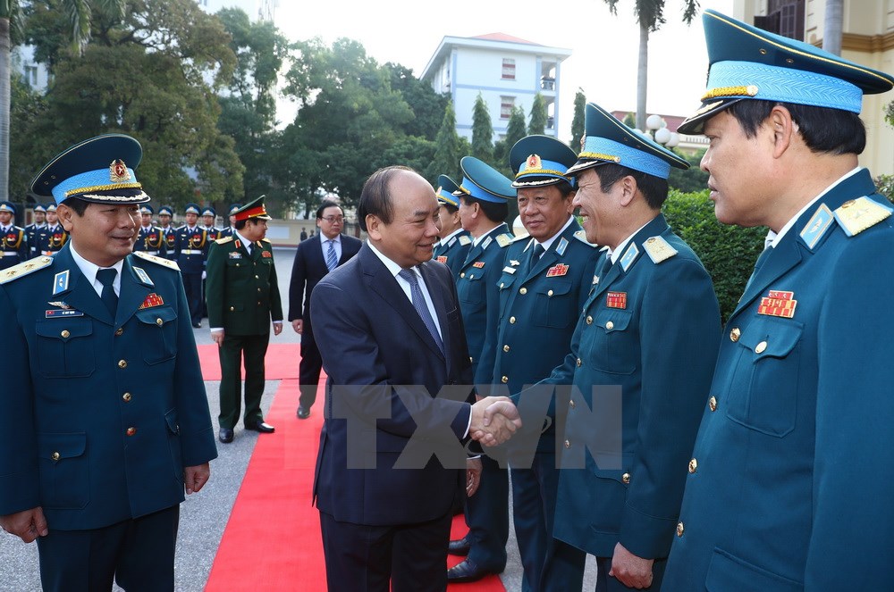 Thủ tướng Nguyễn Xuân Phúc bắt tay các cán bộ lãnh đạo Quân chủng Phòng không-Không quân tại lễ đón. (Ảnh: Thống Nhất/TTXVN)
