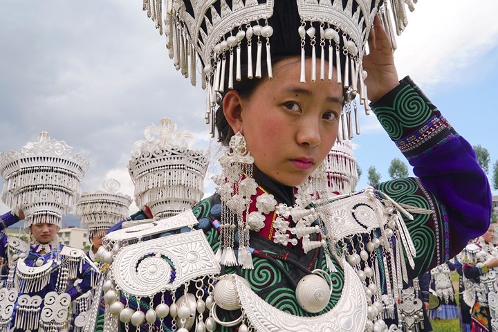 Cô gái người dân tộc Yi ở Trung Quốc chuẩn bị cho lễ hội rước đuốc. Ảnh: Reuters