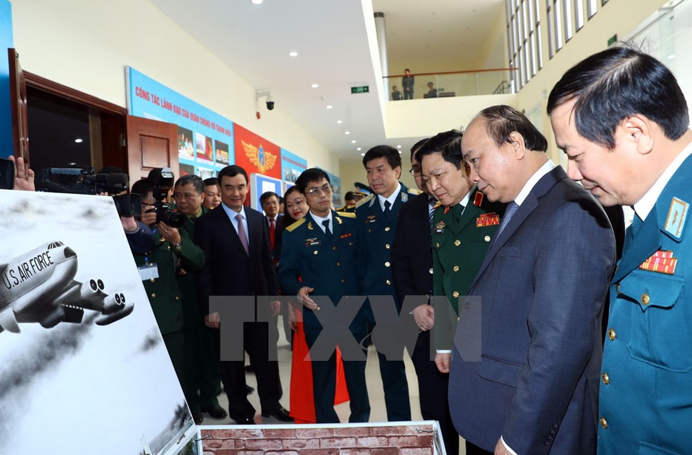 Thủ tướng Nguyễn Xuân Phúc thăm công trình sáng kiến Giải thưởng “Tuổi trẻ sáng tạo toàn quân năm 2017 và Festival sáng tạo trẻ toàn quốc 2017.” (Ảnh: Thống Nhất/TTXVN )