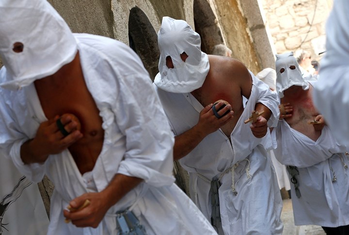   Những người ăn năn sám hối tham dự một nghi lễ tôn giáo tại Guardia Sanframondi, Italy. Ảnh: Reuters