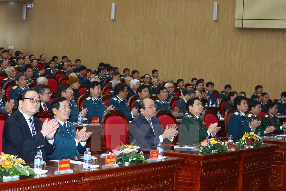 Thủ tướng Nguyễn Xuân Phúc và các đại biểu tham dự lễ míttinh kỷ niệm ngày thành lập quân đội nhân dân Việt Nam và chiến thắng Hà Nội-Điện Biên Phủ trên không. (Ảnh: Thống Nhất/TTXVN)
