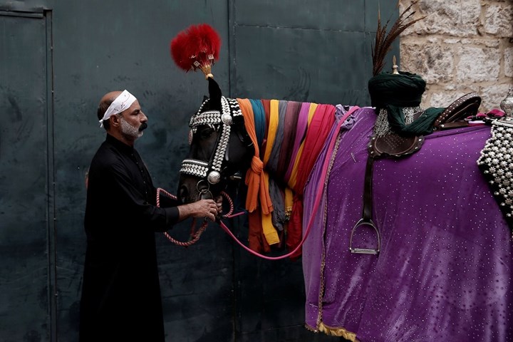   Một người Hồi giáo dòng Shitte tại Hy Lạp chuẩn bị tham gia buổi lễ Muharram. Ảnh: Reuters