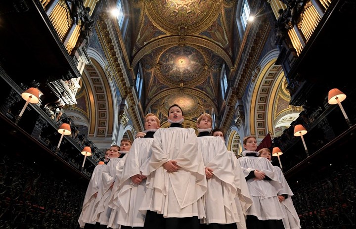 Dàn đồng ca nhà thờ St Paul chuẩn bị trước một thánh lễ trong dịp Noel ở London. Ảnh: Reuters