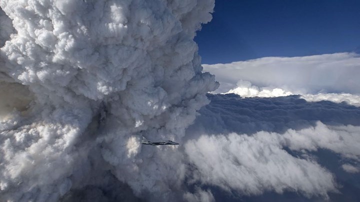 7. Mây đứng. Đám mây đứng - Pyrocumulus kì lạ này xuất hiện trên  ngọn lửa hỏa hoạn Oregon vào năm 2014. NASA đã nhắc lại hình ảnh này như là một phần của cuộc thảo luận về sự phát triển của các đám mây Pyrocumulus được gây ra bởi các đám cháy dưới mặt đất. 