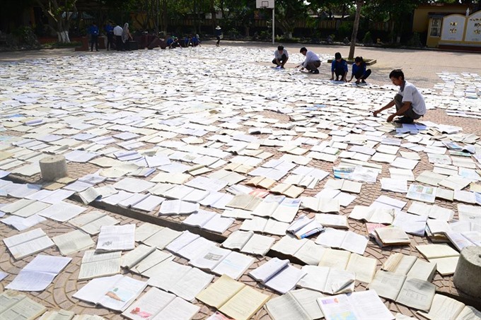 Pages: A photo of people drying textbooks after a flood by Trần Văn An won third prize. Read more at http://vietnamnews.vn/life-style/419728/winners-of-environmental-photo-contest-announced.html#787qphWW1USgyEZ8.99