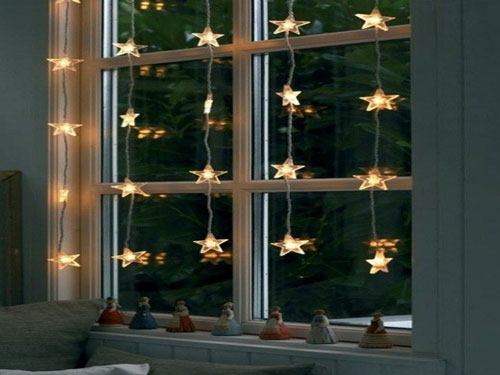 Trang trí cửa sổ Noel giúp cho ngôi nhà bạn tràn đầy sức sống và màu sắc. Với những chiếc đèn led và những chiếc vòng trang trí lung linh, cửa sổ sẽ trở nên rực rỡ với sắc đỏ như hình ảnh ông Già Noel. Hãy để không gian sống của bạn trở nên sinh động và ấm cúng trong mùa đông này.