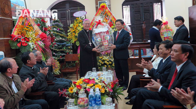 Phó Bí thư Thường trực Thành ủy Võ Công Trí chúc mừng Giáng sinh Giám mục Đặng Đức Ngân 