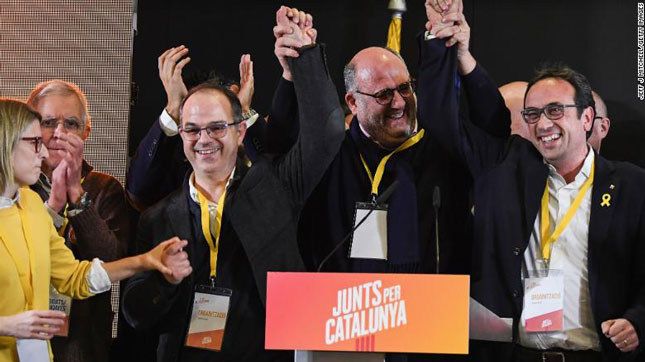Đảng “Cùng nhau vì Catalonia” của Thủ hiến bị phế truất Carles Puigdemont vui mừng trước kết quả bỏ phiếu.  Ảnh: Getty Images