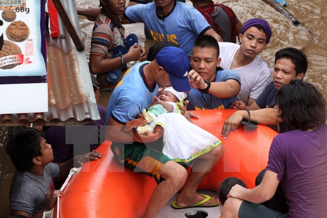 Sơ tán người dân sau khi bão Tembin gây mưa lớn và ngập lụt tại Cagayan, Philippines, ngày 22/12. (Ảnh: AFP/TTXVN)