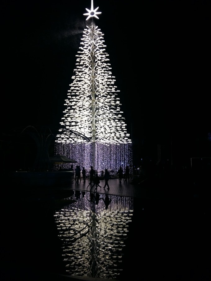 Xmas glow: A crystal Christmas Tree lights up at Coco Bay Đà Nẵng to start the 12-day Christmas and New Year Season, from December 23rd to January 2nd. — VNS Photo Công Thành Read more at http://vietnamnews.vn/life-style/419995/k-pop-to-take-stage-in-da-nang-countdown.html#PbPl5UXV0ohCQiAe.99