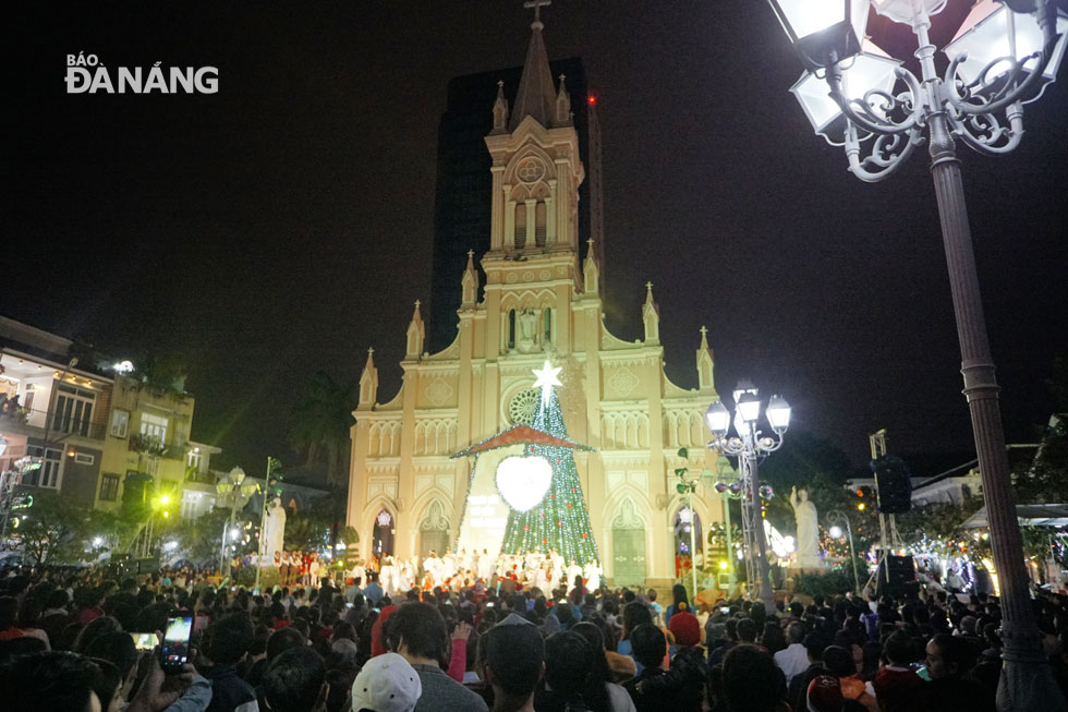 Thousands of Catholic worshippers gathering at the Da Nang Cathedral, known to the locals as ‘Nha Tho Con Ga’ (Rooster Cathedral), for Christmas celebrations