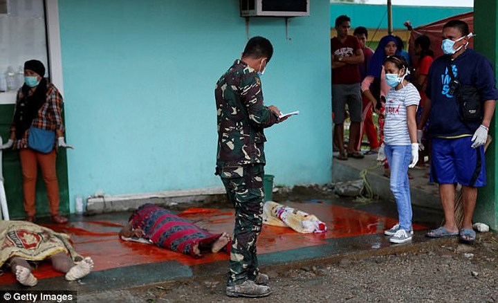 Nhân viên y tế Philippines kiểm tra thi thể các nạn nhân thiệt mạng trong trận lũ quét qua thị trấn Salvador, ở tỉnh Lanao del Norte province do ảnh hưởng của bão Tembin.