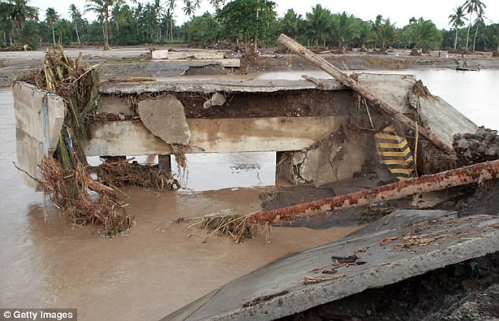 Hình ảnh về mức độ phá hủy mà bão Tembin và lũ lụt đi kèm gây ra cho cơ sở hạ tầng ở Philippines.