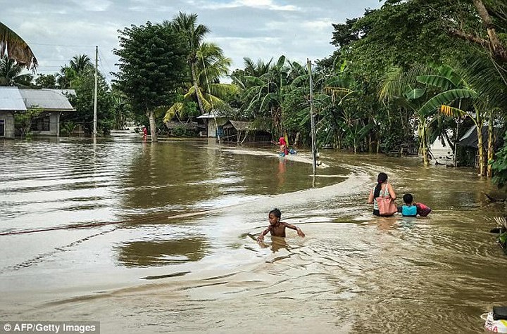 Bão Tembin đã gây ra mưa xối xả, kéo theo lũ lụt. Người dân địa phương hiện phải đối mặt với hậu quả nặng nề khi cơn bão quét qua.