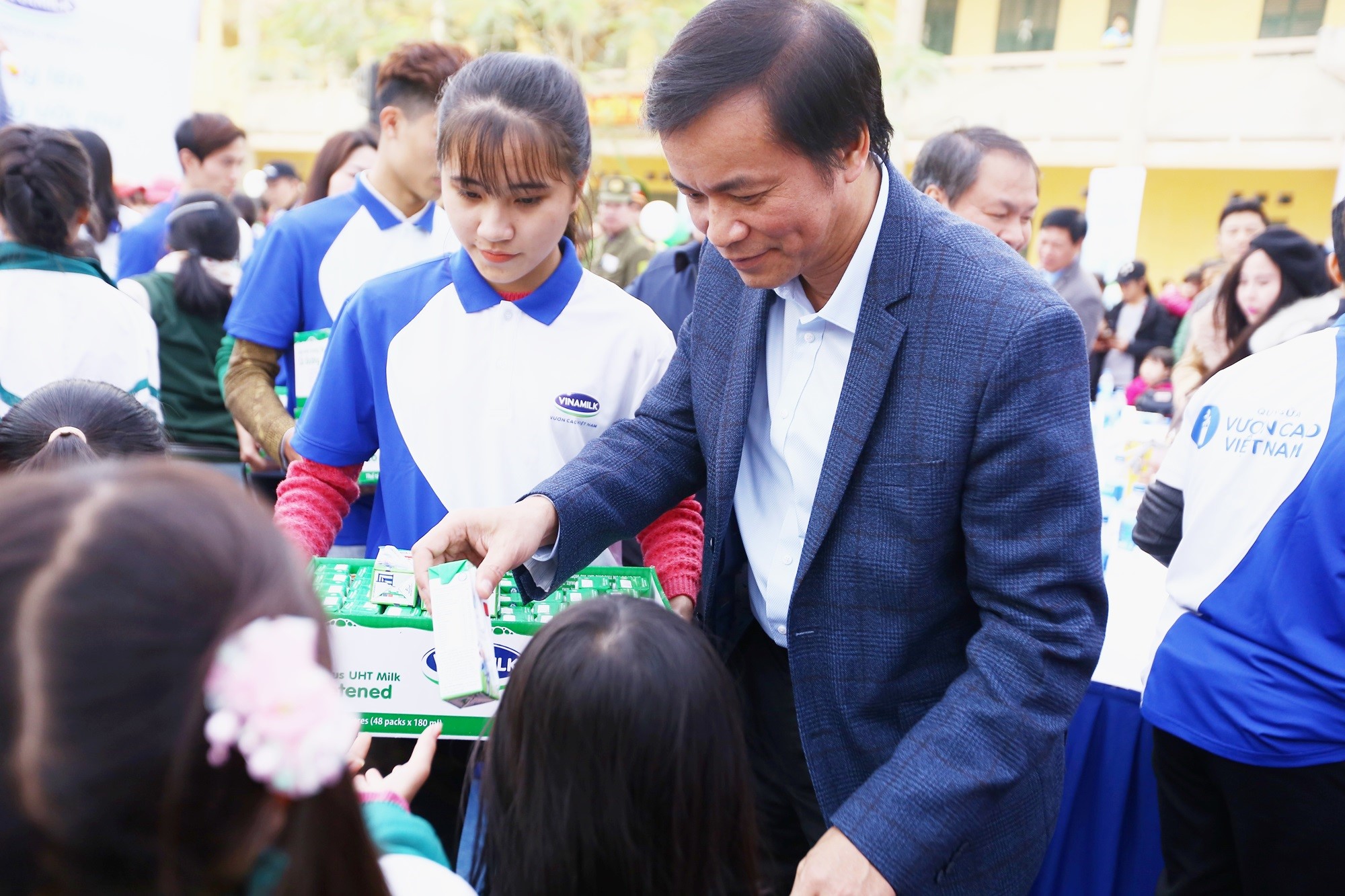 Ông Nguyễn Hạnh Phúc, Ủy viên Ban Chấp hành Trung ương Đảng, Chủ nhiệm Văn phòng Quốc hội trao tặng sữa cho các em nhỏ tỉnh Hưng Yên.