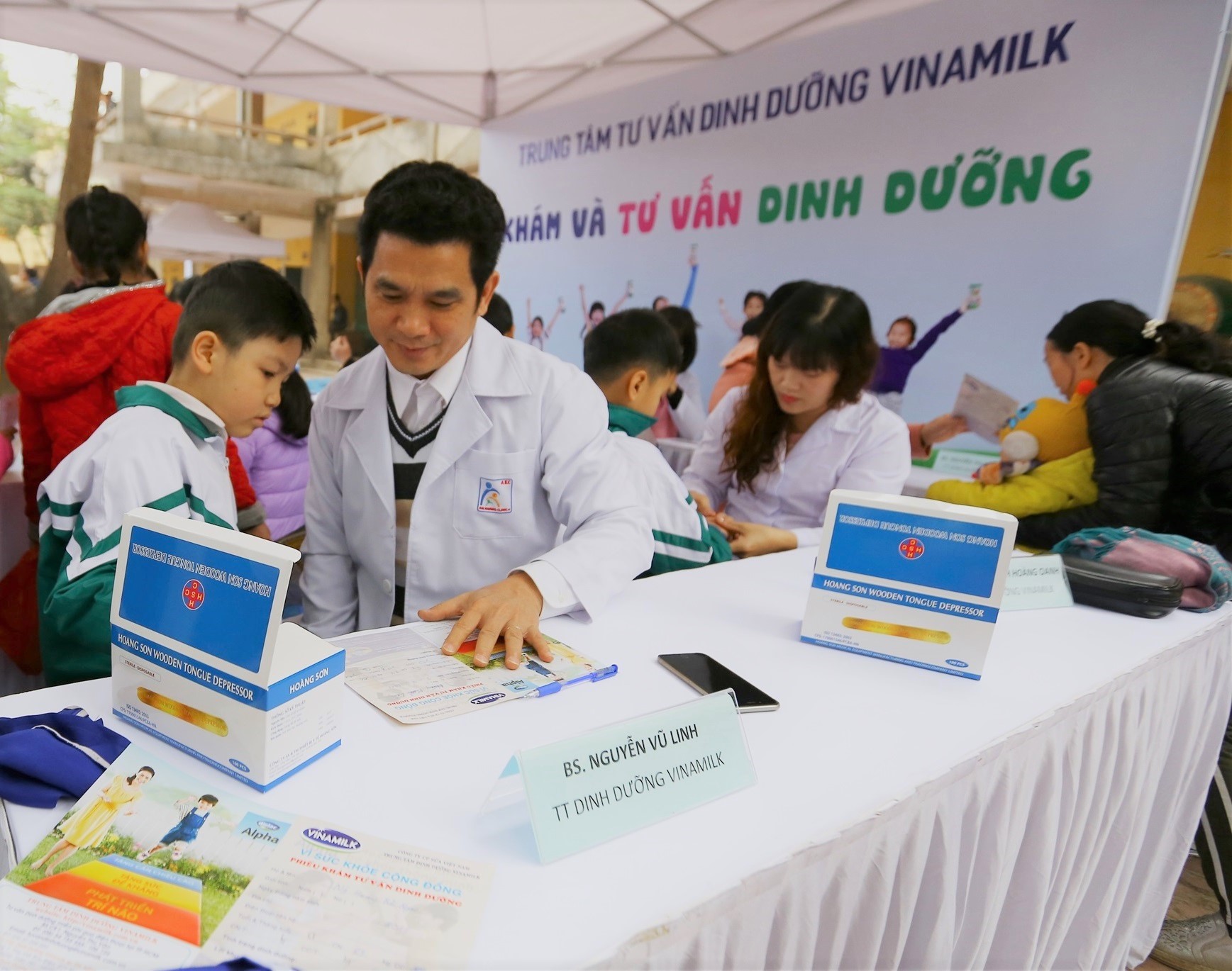 Bác sĩ dinh dưỡng của công ty Vinamilk khám sức khỏe và tư vấn dinh dưỡng cho các em học sinh tại trường.