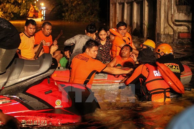 Thousands of people were evacuated after typhoon Tembin hits southern Philippines. (Photo: Xinhua/VNA)