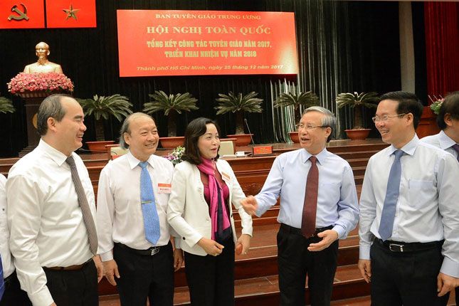 Bí thư Trung ương Đảng, Trưởng ban Tuyên giáo Trung ương Võ Văn Thưởng (bìa phải); Thành viên Thường trực Ban Bí thư, Chủ nhiệm Ủy ban Kiểm tra Trung ương Trần Quốc Vượng (thứ hai, từ phải sang) gặp gỡ các đại biểu tham dự hội nghị.  Ảnh: TTXVN