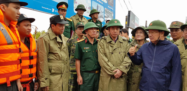 Phó Thủ tướng Trịnh Đình Dũng (bìa phải) kiểm tra công tác ứng phó bão tại khu du lịch Nhà Mát, tỉnh Bạc Liêu. 		Ảnh: VGP