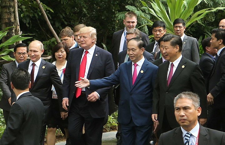Kể từ khi chính thức gia nhập APEC vào năm 1998, đây là lần thứ hai Việt Nam đăng cai diễn đàn quan trọng này. Lần thứ nhất, Hội nghị được tổ chức tại Hà Nội năm 2006. Trong số 21 nền kinh tế thành viên APEC, Việt Nam là một trong 8 thành viên được đăng cai 2 lần. Trong ảnh (từ trái qua phải): Tổng thống Nga Vladimir Putin, Tổng thống Hoa Kỳ Donald Trump, Chủ tịch nước Trần Đại Quang, Chủ tịch Trung Quốc Tập Cận Bình trên đường tới địa điểm chụp ảnh chung, sau khi kết thúc Phiên họp kín thứ nhất của Hội nghị các Nhà lãnh đạo Kinh tế APEC lần thứ 25.
