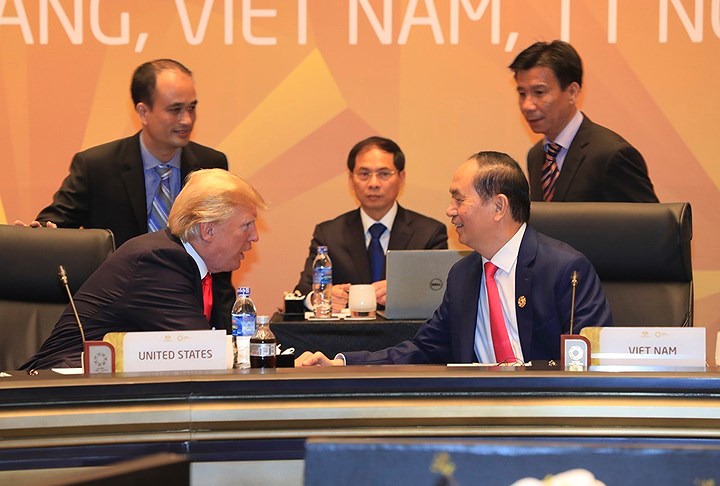Việc lần thứ 2 đăng cai tổ chức Năm APEC là dịp quan trọng để Việt Nam nâng tầm quan hệ song phương với các nước, đưa thế và lực của Việt Nam lên một bước tiến mới. Trong ảnh: Chủ tịch nước Trần Đại Quang và Tổng thống Hoa Kỳ Donald Trump tại Phiên họp kín thứ nhất với chủ đề “Tăng trưởng sáng tạo, phát triển bao trùm và việc làm bền vững trong kỷ nguyên số” của Hội nghị các Nhà lãnh đạo Kinh tế APEC lần thứ 25.