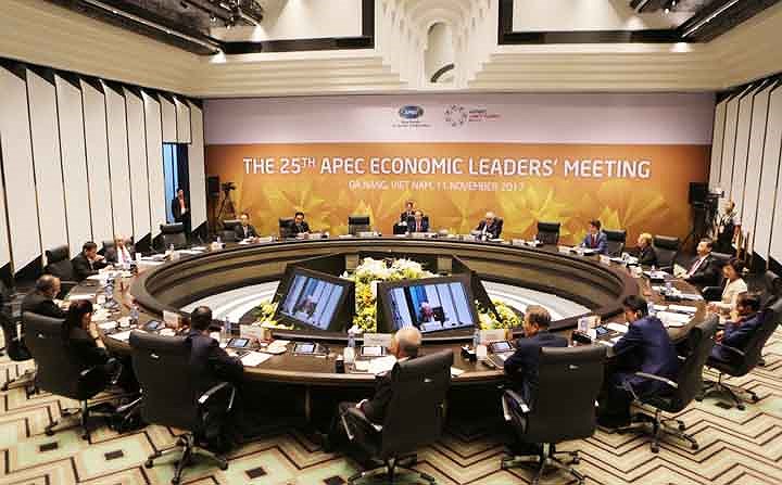 Các nhà lãnh đạo APEC khẳng định quyết tâm duy trì đà hợp tác và liên kết trong APEC trong bối cảnh tình hình thế giới và khu vực có nhiều thay đổi. Trong ảnh, phiên bế mạc Hội nghị các Nhà lãnh đạo Kinh tế APEC lần thứ 25 và Lễ chuyển giao vai trò Chủ tịch Năm APEC 2018 cho Papua New Guinea.