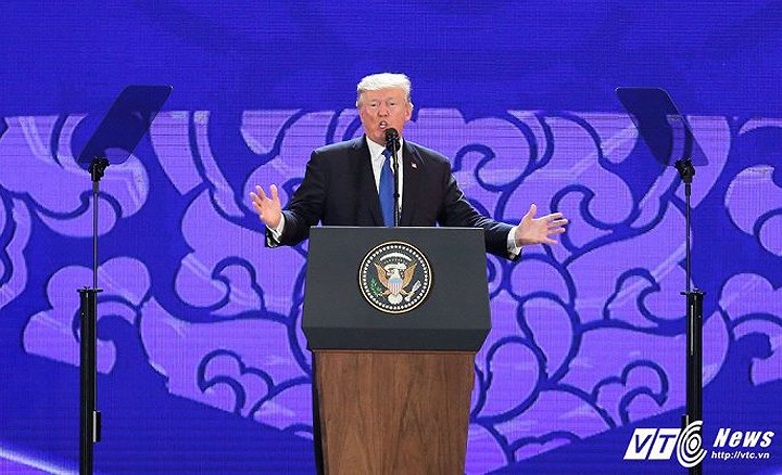 CEO Summit 2017 với 15 phiên họp trong 3 ngày với hàng chục bài phát biểu của lãnh đạo các nền kinh tế thành viên APEC, trong đó có Tổng thống Mỹ Donald Trumph, Chủ tịch Trung Quốc Tập Cận Bình, lãnh đạo các tập đoàn kinh tế lớn hàng đầu thế giới và Việt Nam cùng đại diện của các định chế kinh tế quốc tế lớn. Trong ảnh, Tổng thống Mỹ Donald Trump tại CEO Summit (Ảnh: VTC News)