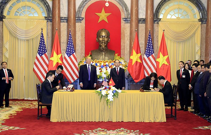 Trong thời gian tổ chức APEC 2017, về mặt hợp tác kinh tế, Việt Nam cũng đã có 121 thỏa thuận với tổng trị giá hơn 20 tỷ USD. Đáng chú ý, các doanh nghiệp Việt Nam – Hoa Kỳ đã ký một loạt thỏa thuận thương mại lên tới 12 tỷ USD. Trong ảnh, Chủ tịch nước Trần Đại Quang và Tổng thống Donald Trump chứng kiến lễ ký kết các thỏa thuận giữa các doanh nghiệp hai nước. (Ảnh: Vietnamnet)