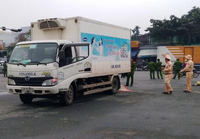 xe tải tông chết người trên đường Nguyễn Sinh Sắc