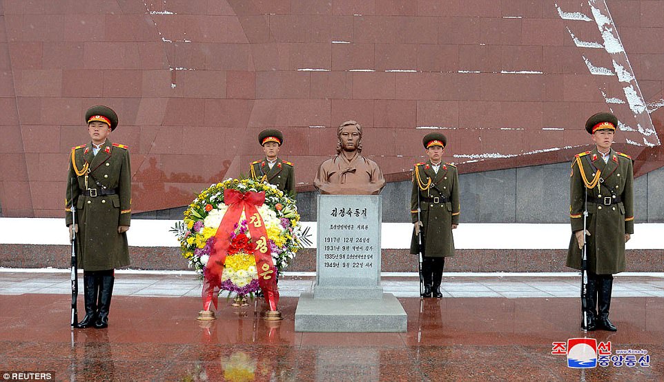 Tượng bà Kim Jong-suk đặt tại đài tưởng niệm.