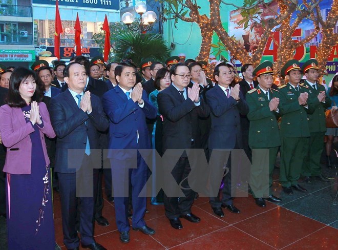 The delegation commemorates victims in US’s 1972 airstrike in Kham Thien street on December 26, 2017 (Source: VNA)