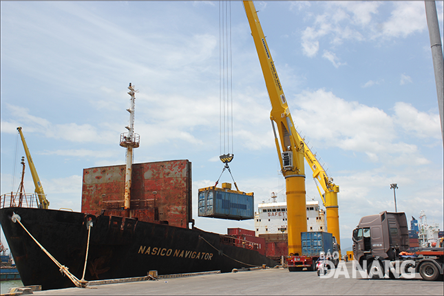 Năm 2017, ngành hải quan tích cực phối hợp với các đơn vị triển khai cải cách mạnh mẽ thủ tục hành chính về xuất nhập khẩu, nâng cao chất lượng dịch vụ nên số lượng doanh nghiệp đưa hàng về cảng Đà Nẵng tăng cao so với năm trước.