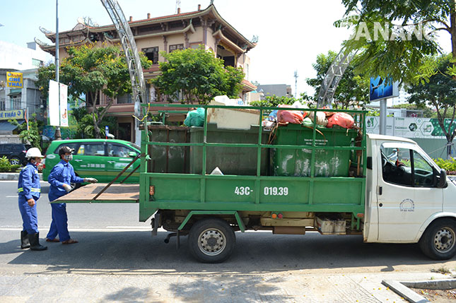 Sau khi cổ phần hóa, hoạt động của Công ty CP môi trường đô thị Đà Nẵng phát huy hiệu quả. Trong ảnh: Công nhân Công ty CP môi trường đô thị Đà Nẵng làm việc trên đường Nguyễn Văn Linh, quận Hải Châu.