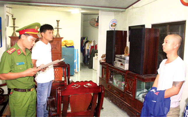 Cơ quan Công an công bố lệnh khám xét nhà Lê Nguyễn Bá Thịnh (bìa phải).