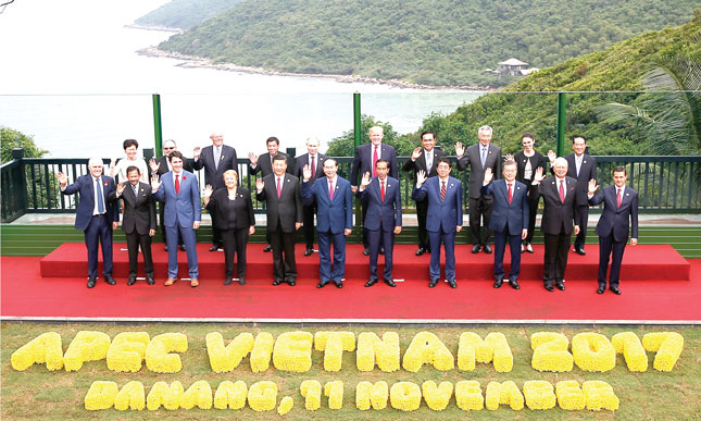 1 The APEC’s member economies’ leaders posing for a group photo at the APEC Week 2017 (Photo:  apec2017.vn)